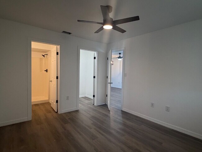 Building Photo - "Charming 2-Bed, 2-Bath Condo Retreat in Punta Gorda's Prime Location - 950 Sq Ft of Comfort!"