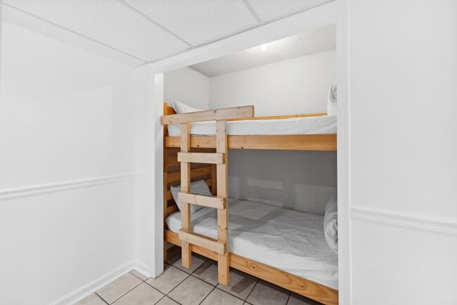 Building Photo - 8815 Thomas Dr