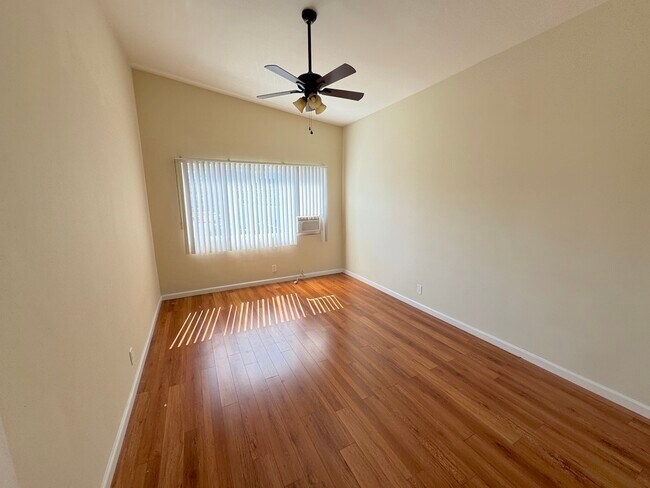 Building Photo - 521 S Manhattan Pl