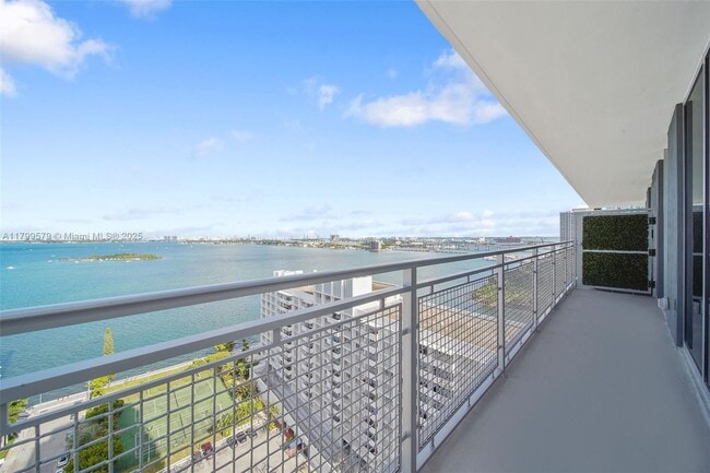 Building Photo - 2150 N Bayshore Dr