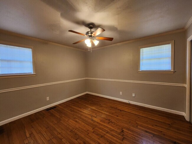 Building Photo - 702 Pineridge Dr