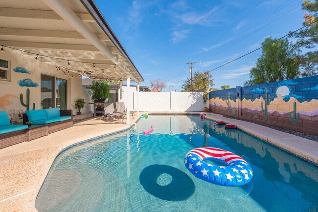 Building Photo - 4917 E Granada Rd