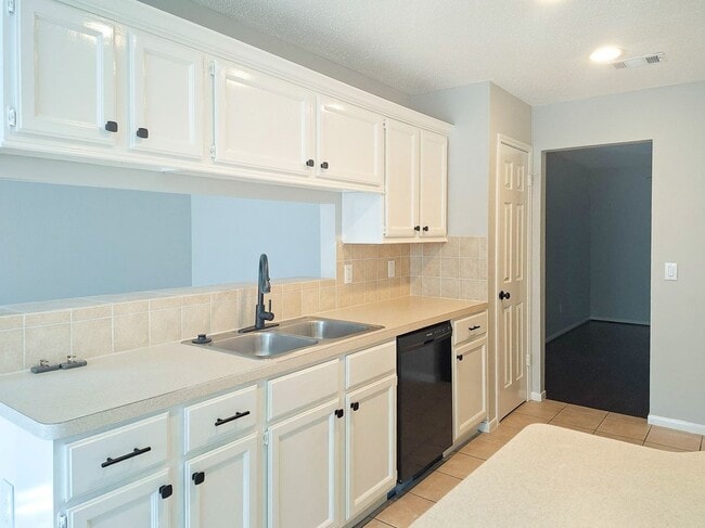 Building Photo - 175 Sylvan Forest Dr