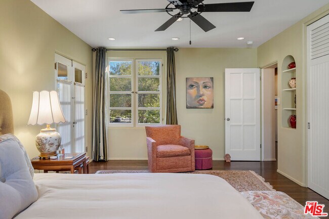 Building Photo - 500 N Las Palmas Ave