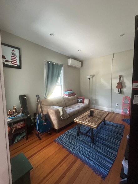 Living room - 59 Winter St