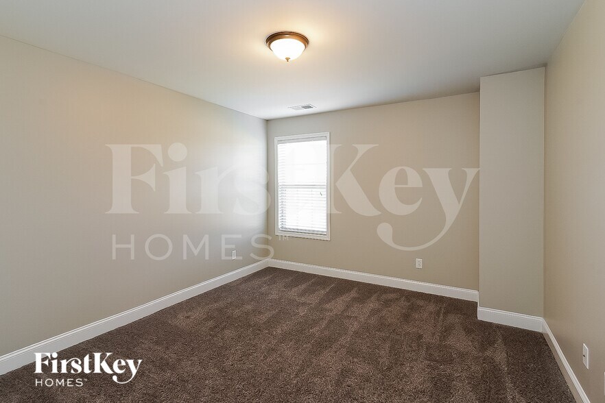 Building Photo - 2002 Azalea Ct