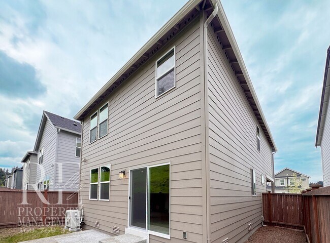 Building Photo - Bright 2024-Built Home with Modern Finishes & Fully Fenced Yard