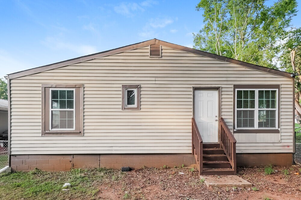 Building Photo - 2512 Circle Dr