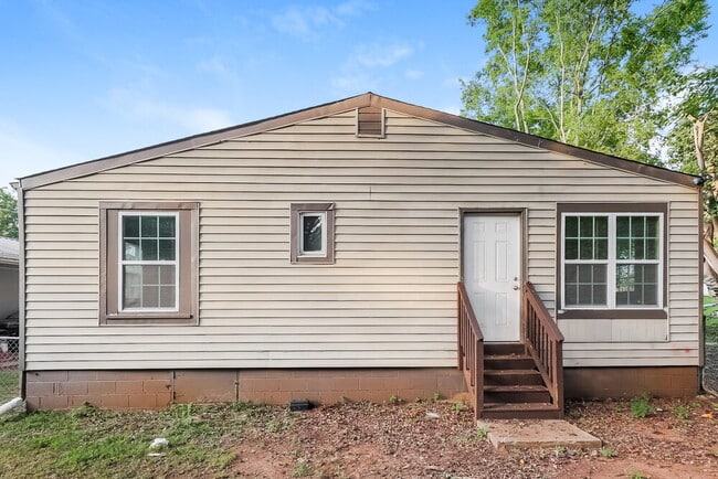 Building Photo - 2512 Circle Dr