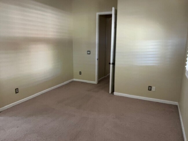 Building Photo - Desirable 3 bedroom 2 bath Home in Roseville