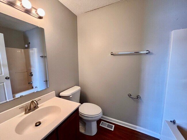 Building Photo - Adorable 1 bed / 1.5 bath with Garage