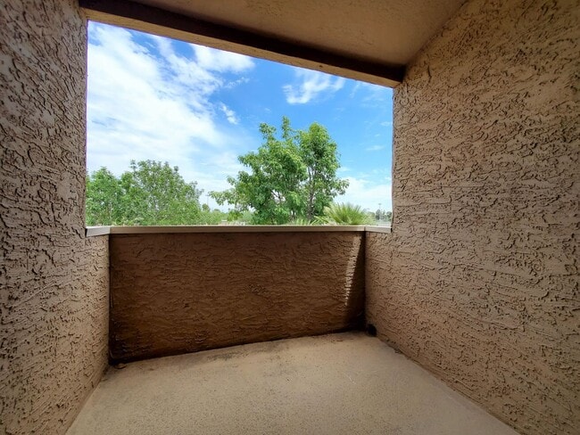 Building Photo - **MOVE IN SPECIAL***HALF OFF FIRST MONTHS RENT. UPSTAIRS 2 BEDROOM CONDO OVERLOOKING GREENBELT