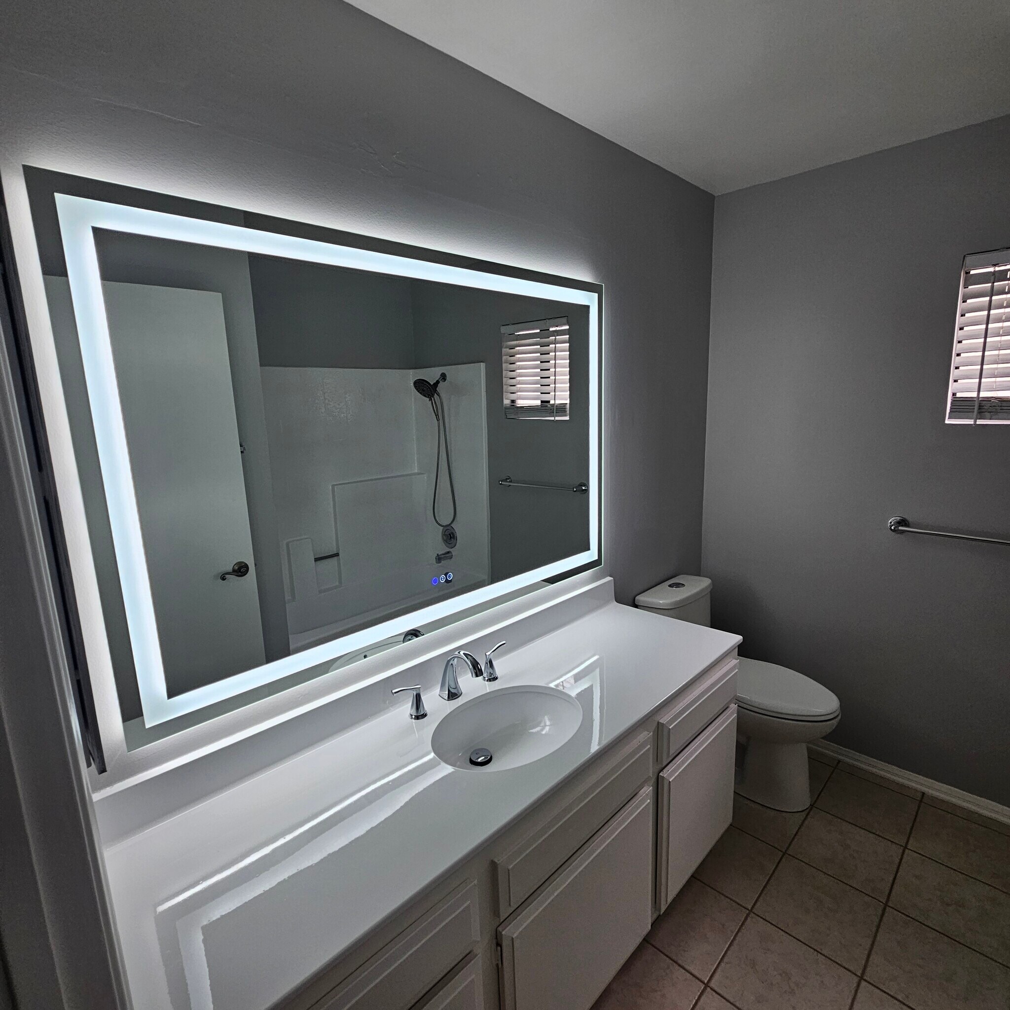 Guest Bath Room - 8638 Collett Ave