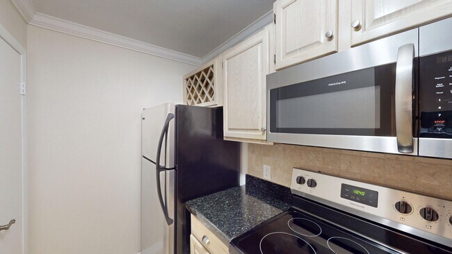 Building Photo - 2Bd/ 2Ba Condo in Premier Delray Beach Location **Optional Private Storage Garage**