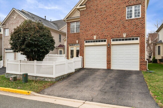 Building Photo - Stunning 4 level detached home close to the Mosaic District in Fairfax!