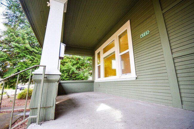 Building Photo - Spacious 4BD/2BA Two-Story Home w/ Fenced Yard & Huge Basement! Pets OK!