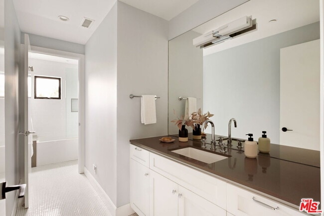 Building Photo - 1023 Superba Ave