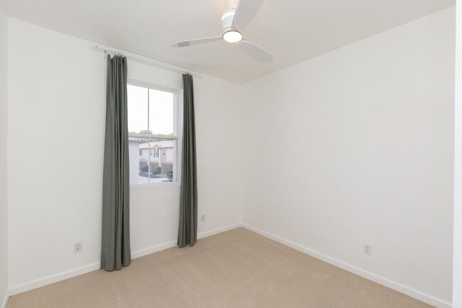 Building Photo - 3 Bed, 2 Bath Townhome in Carlsbad