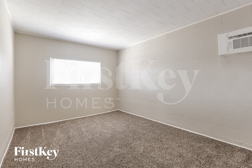 Building Photo - 2800 E Webb Ave