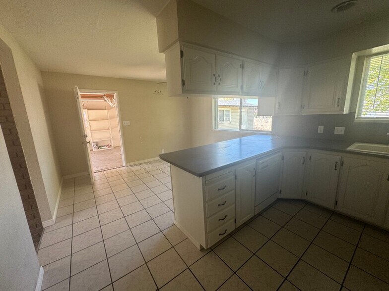 Building Photo - 1073 E 120 S