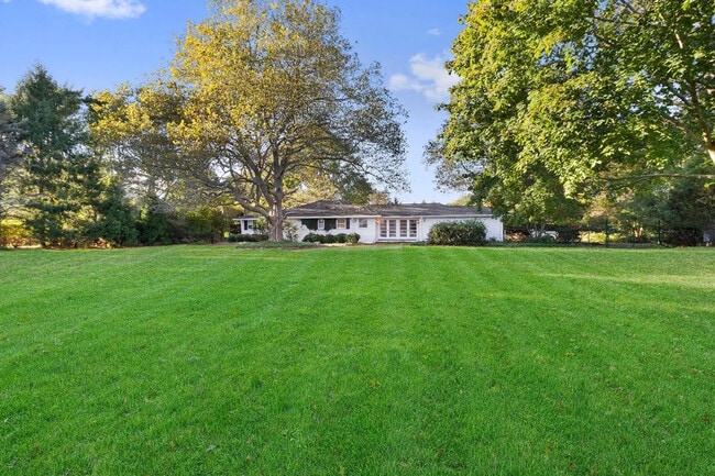 Building Photo - 33 Apaquogue Rd