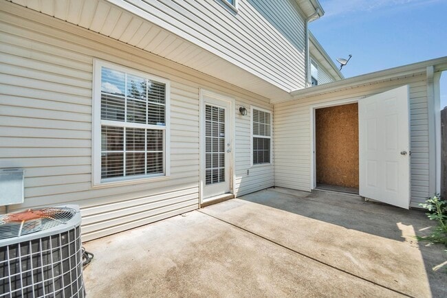 Building Photo - Townhome for rent five minutes from I-24