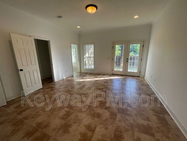 Building Photo - 880 Willow Lake
