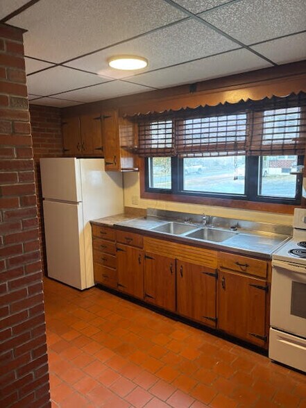 Building Photo - 301 Spring Valley Rd