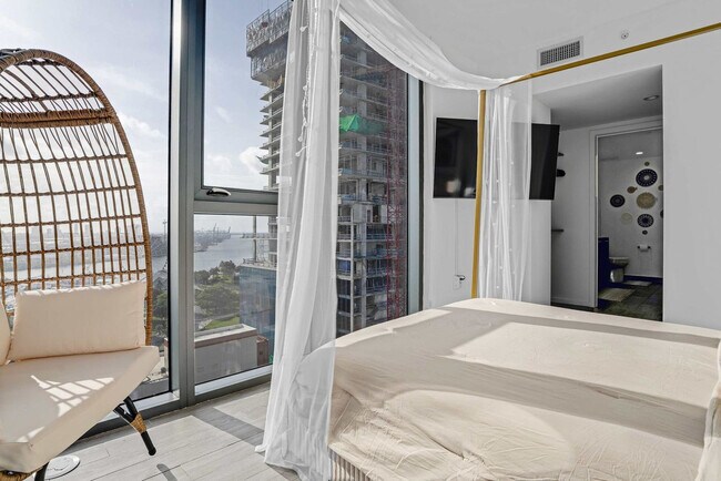 Building Photo - 404 NE 2nd Ave