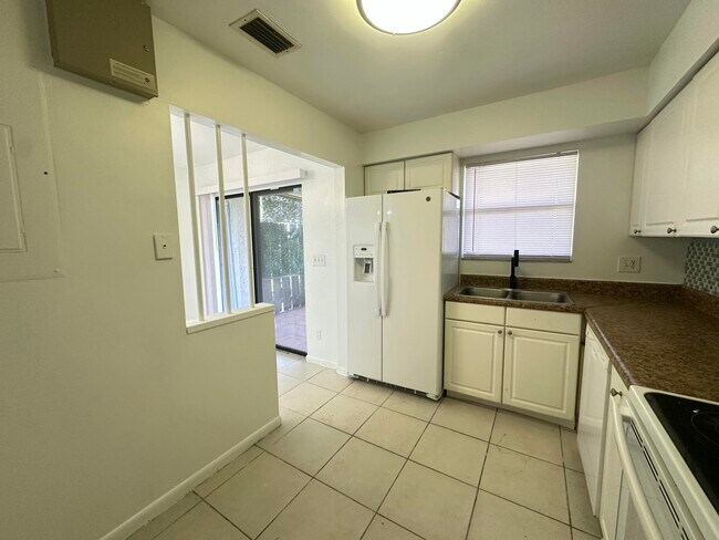 Building Photo - 2404 Seaside Dr