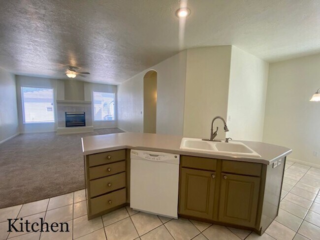 Building Photo - SPACIOUS HOME FOR RENT!