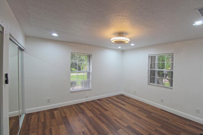 Building Photo - 10690 Barn Rd