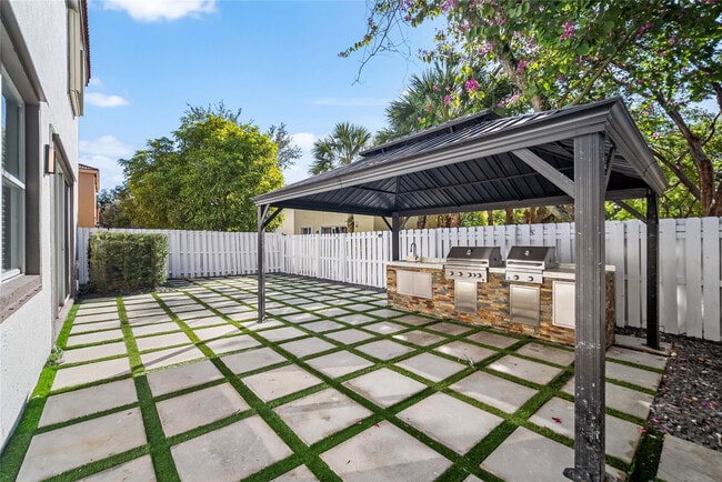 Building Photo - 15580 SW 49th Ct