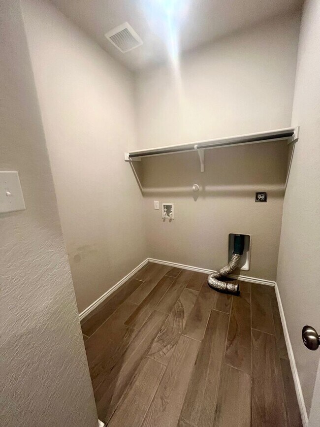 Building Photo - Charming 3/2 conveniently located to Lackland, Toyota, Palo Alto & Texas A&M San Antonio!