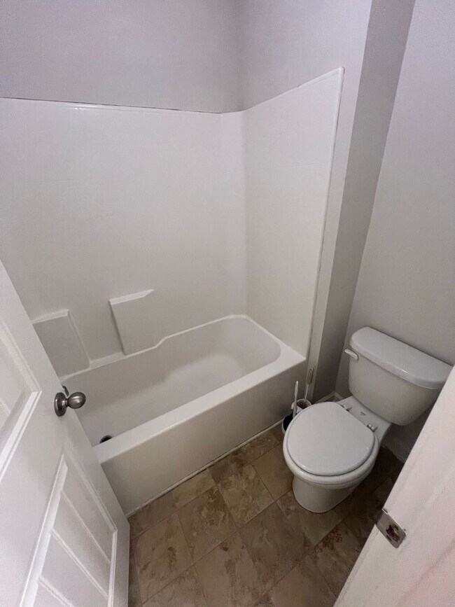 Building Photo - Beautiful 4-Bedroom Home with Gourmet Kitchen and Spacious Master Suite in Swim/Tennis Community