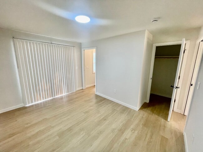 Building Photo - 5-Bedroom, 2 Bathroom Home with In-Unit Wa...