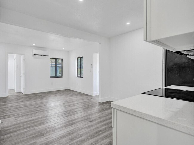 Building Photo - 940 SW 28th St