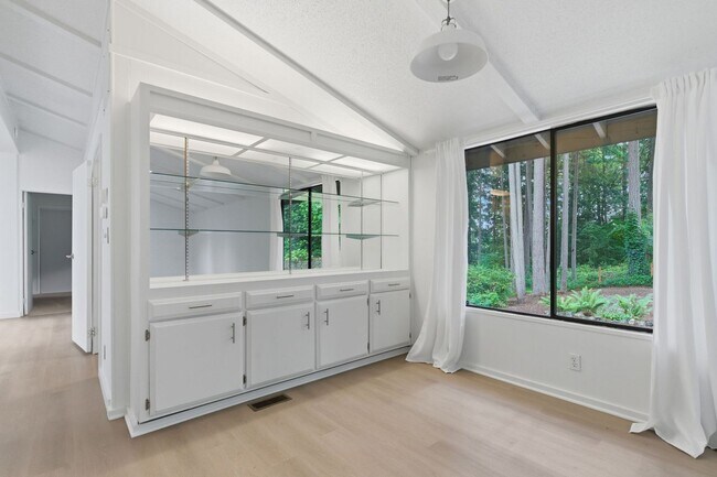 Building Photo - Single level Bainbridge Island home