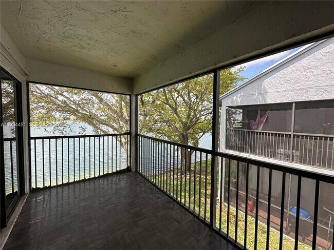 Building Photo - 1024 S Independence Dr