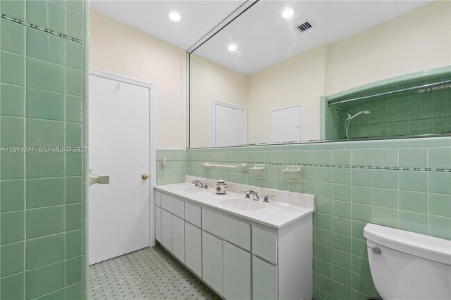 Building Photo - 2514 Granada Blvd