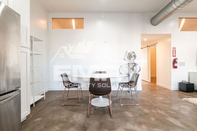 Building Photo - Prime Commercial Office Space Available Beverly Blvd Los Angeles