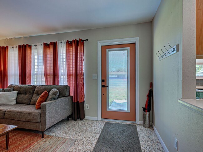 Building Photo - Seasonal Rental Near Venice – Pet-Friendly 3 Bed, 2 Bath Home