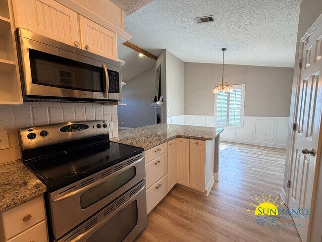 Building Photo - Charming Custom Details & Cul-de-Sac Living in Mary Esther!