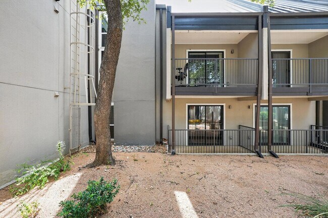 Building Photo - 935 La Posada Dr