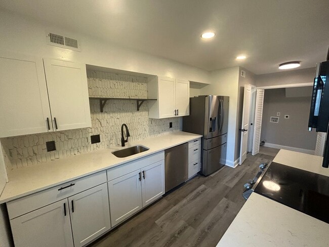 Primary Photo - This fully renovated & updated 3 Bedroom a...