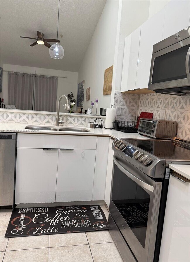 Building Photo - 5596 SW 28th Terrace