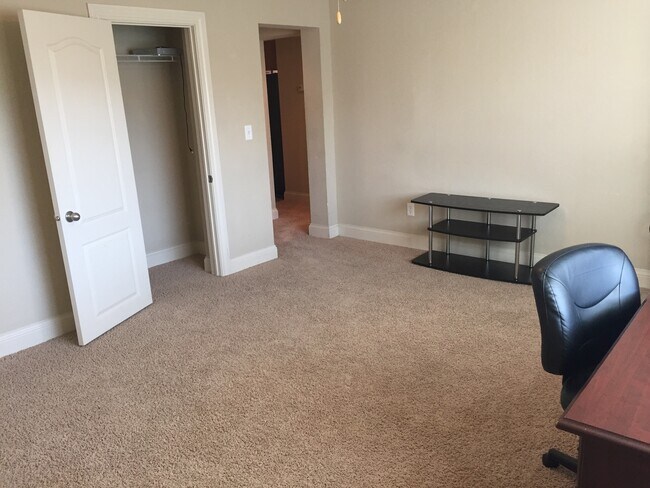 Building Photo - Amazing Renovated 1 Bedroom Condo in University Heights