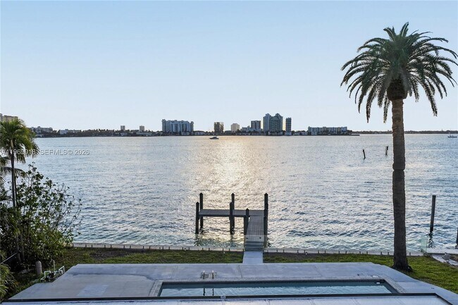 Building Photo - 1101 S Shore Dr