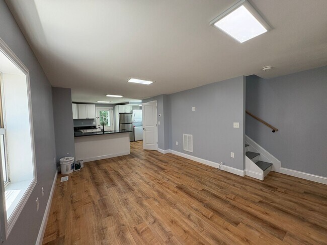 Building Photo - Gorgeous 3 bedroom 1 1/2 bathroom Single Family House