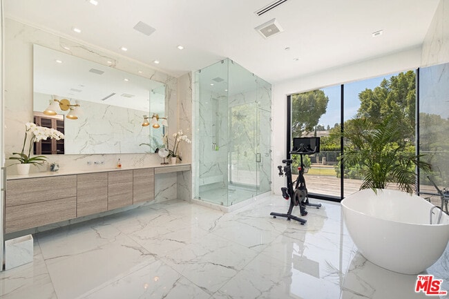 Building Photo - 9570 Sunset Blvd